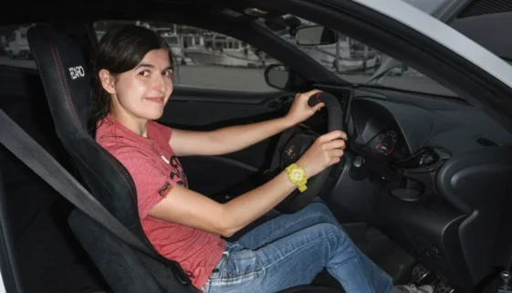 Mladá žena ve vozidle Toyota Yaris.