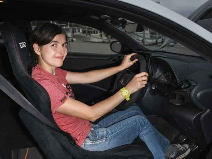 Mladá žena ve vozidle Toyota Yaris.