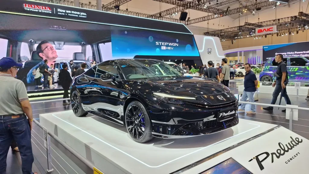 - MotorGuru.cz Černý koncept Honda Prelude vystavený na podstavci během premiéry na mezinárodním autosalonu