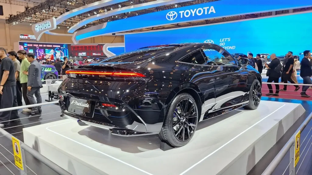 - MotorGuru.cz Zadní pohled na sportovní kupé Honda Prelude Concept obklopené návštěvníky veletrhu