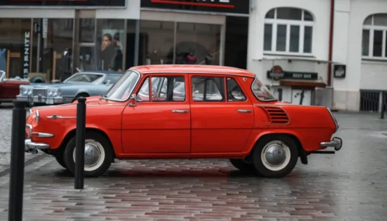 Červená Škoda 1000 MB zaparkovaná v historickém centru města