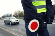 Policista s plácačkou u krajnice