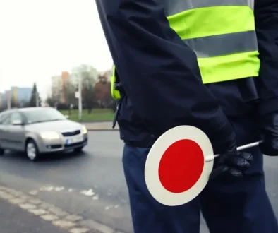 Policista s plácačkou u krajnice