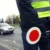 Policista s plácačkou u krajnice