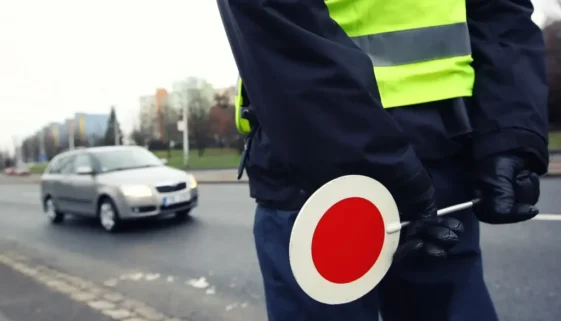 Policista s plácačkou u krajnice