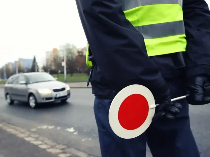 Policista s plácačkou u krajnice