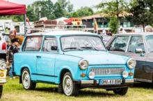 Modrý Trabant 601 na srazu historických vozidel s nostalgickými kufry na střeše