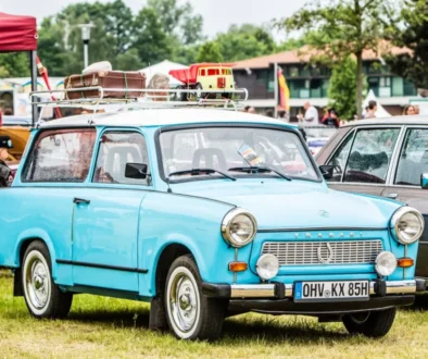 Modrý Trabant 601 na srazu historických vozidel s nostalgickými kufry na střeše