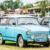 Modrý Trabant 601 na srazu historických vozidel s nostalgickými kufry na střeše