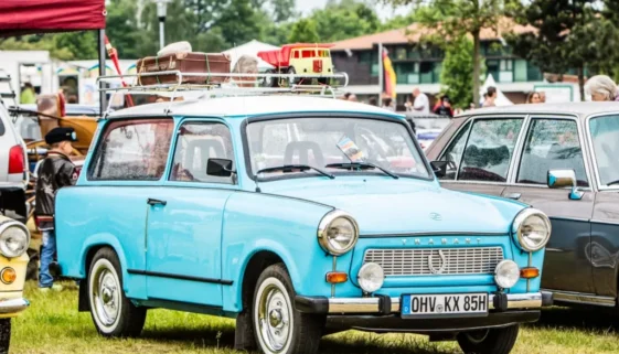 Modrý Trabant 601 na srazu historických vozidel s nostalgickými kufry na střeše