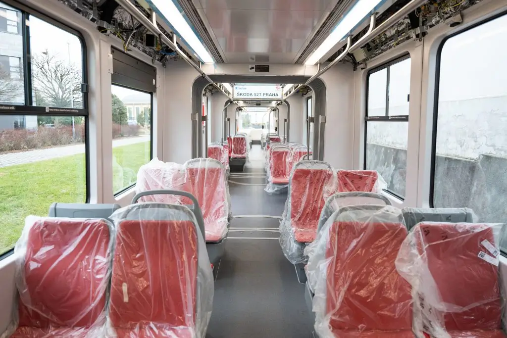 Skoda-ForCity-Plus-52T-5-1024x683 - MotorGuru.cz Interiér nové tramvaje je skutečně bezbariérový