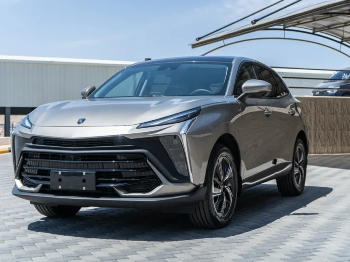 Moderní čínské SUV se sportovním vzhledem a odvážnou maskou Moderní čínské SUV se sportovním vzhledem a odvážnou maskou