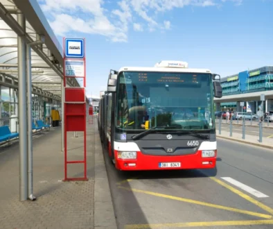 Autobus na zastávce