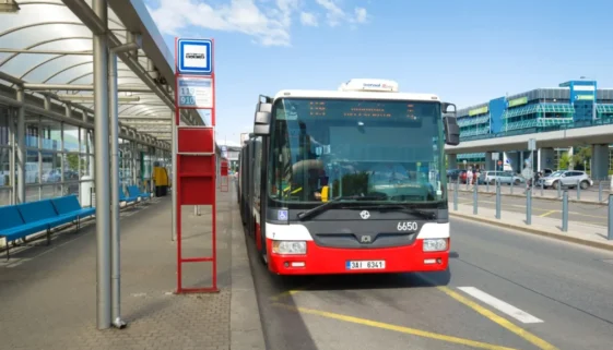 Autobus na zastávce