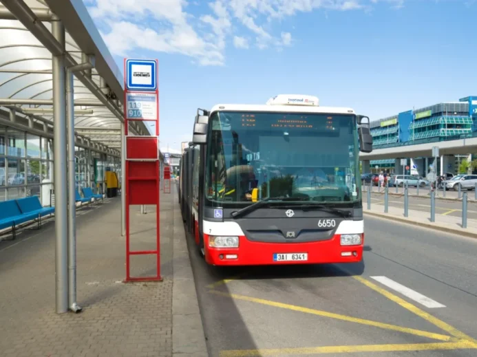 Autobus na zastávce
