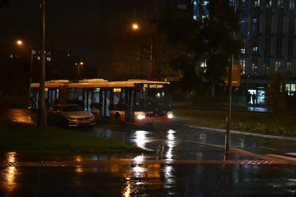 - MotorGuru.cz Autobus jede nočním městem