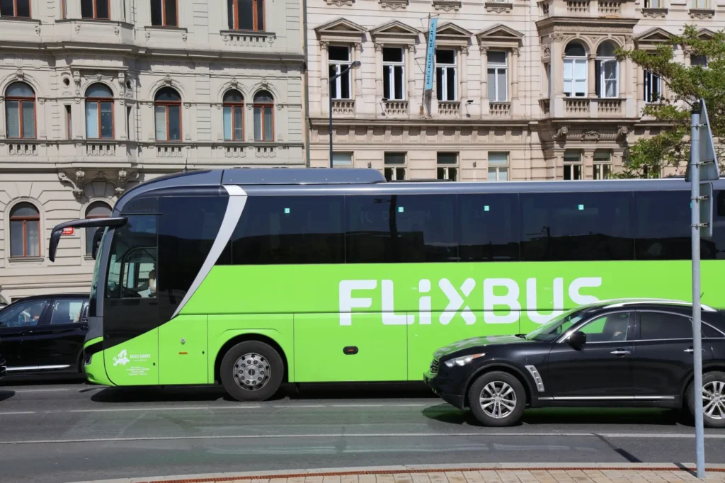 - MotorGuru.cz Zelený autobus Flixbusu ve městě