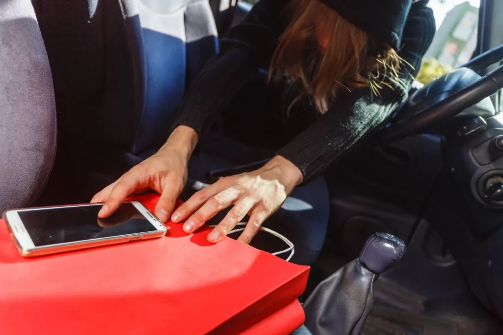 Zloděj krade věci ze sedadla spolujezdce