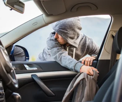 Muž vytahuje batoh z auta