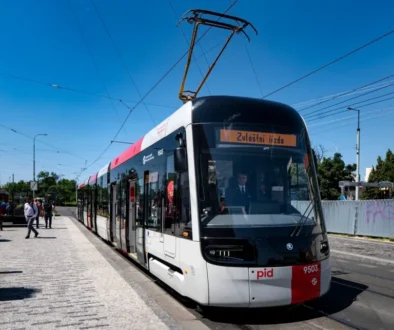 Tramvaj Škoda 52T při zkušební jízdě.