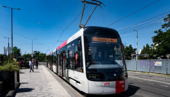 Tramvaj Škoda 52T při zkušební jízdě.