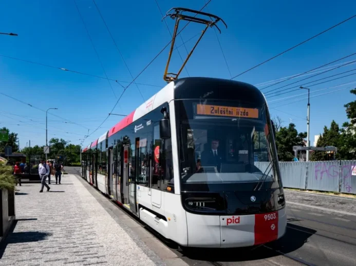 Tramvaj Škoda 52T při zkušební jízdě.