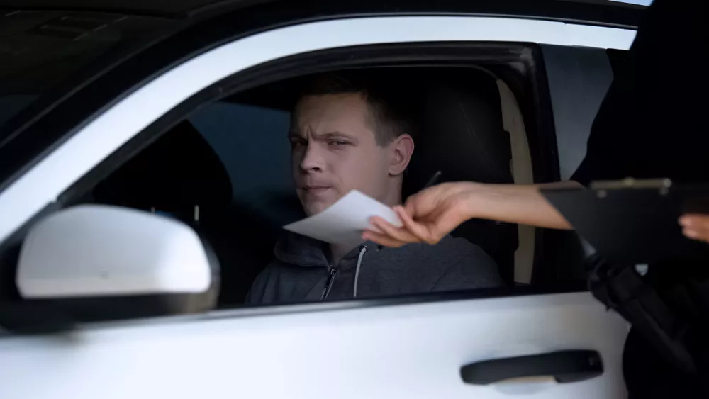 - MotorGuru.cz řidič v autě interaguje s policistou