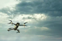 Letící dron na obloze