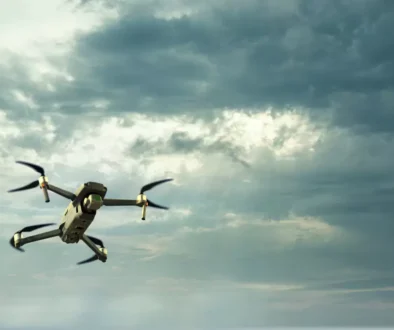 Letící dron na obloze