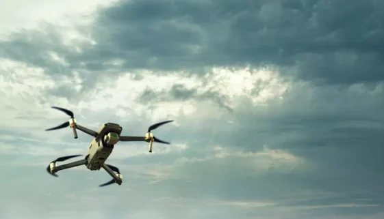 Letící dron na obloze
