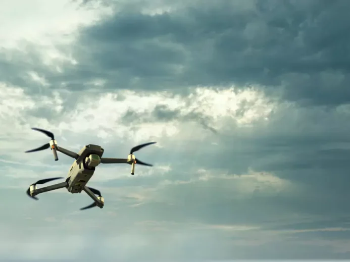 Letící dron na obloze