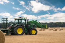 Traktor na poli