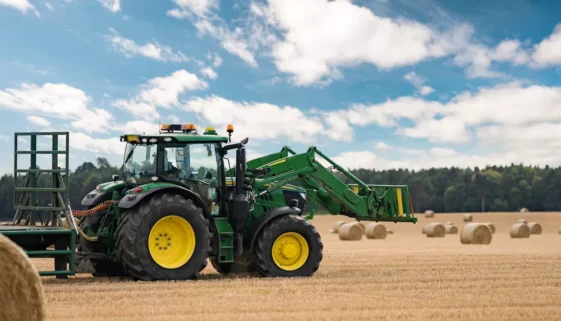 Traktor na poli
