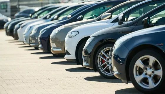 autobazar - auta seřazena v řadě