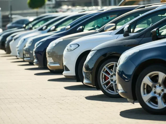 autobazar - auta seřazena v řadě