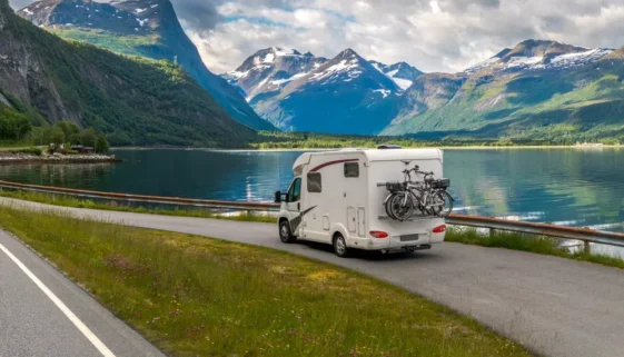 obytný vůz na silnici v horách