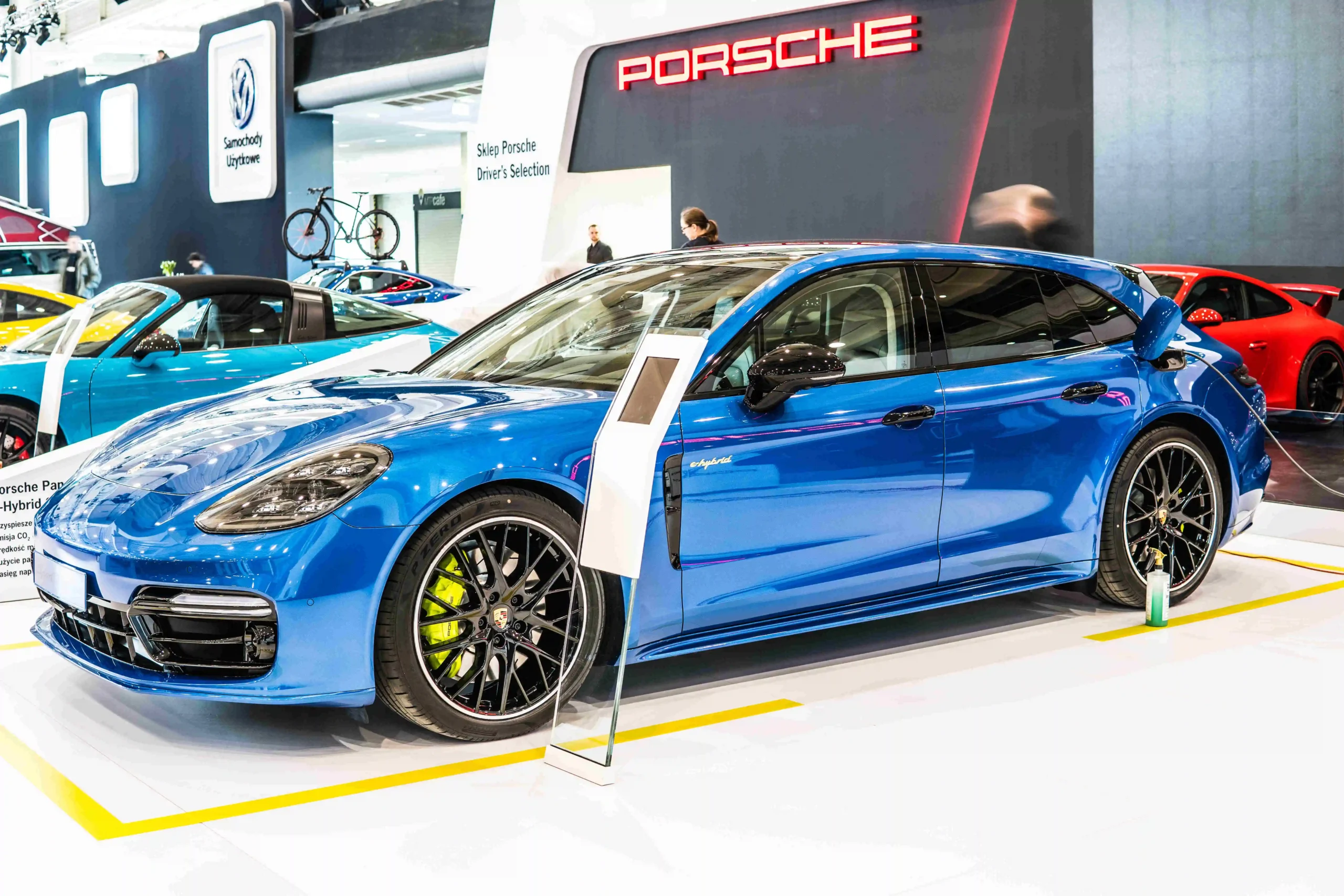 - MotorGuru.cz modré Porsche na výstavě
