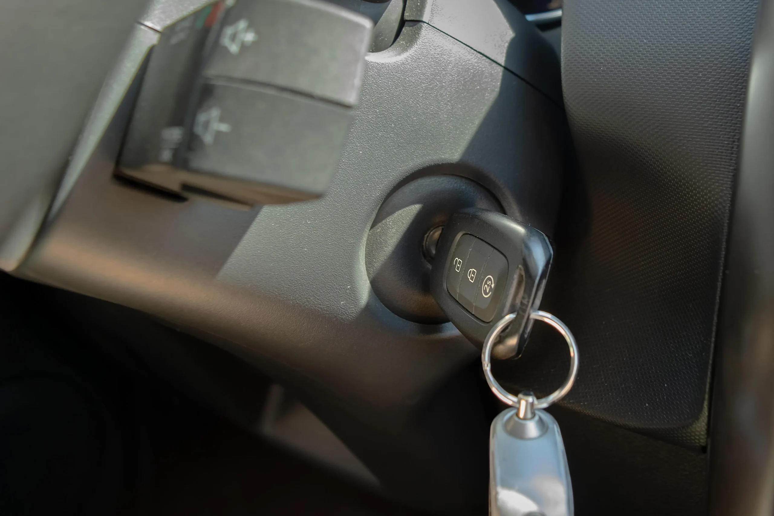 Klíče nikdy nenechávejte v zapalování, zdroj: Shutterstock - MotorGuru.cz Klíčev zapalování