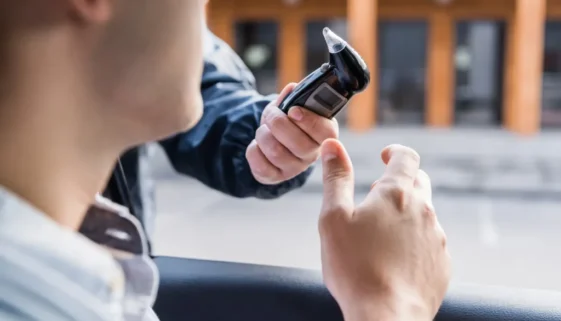 Muž alkoholový tester