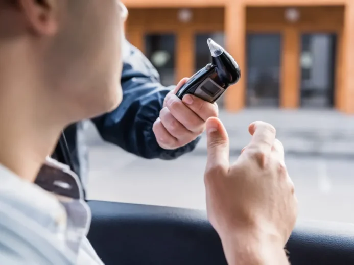 Reakce opilého muže pobavila internet Muž alkoholový tester