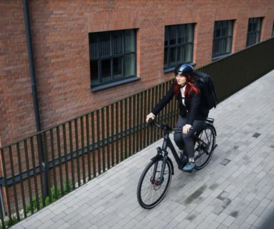 Lidl nabízí elektrokola ideální do městského provozu Žena jede na kole