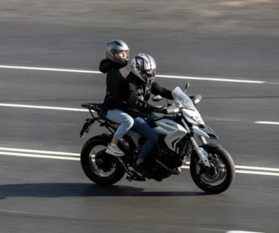 Dva lidé jedoucí na motorce