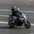 Dva lidé jedoucí na motorce