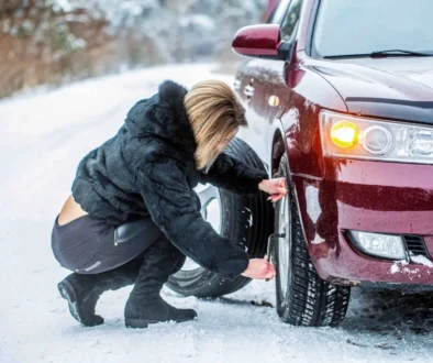 Bez zimních pneumatik vjet nesmíte, zdroj Žena mění pneumatiku