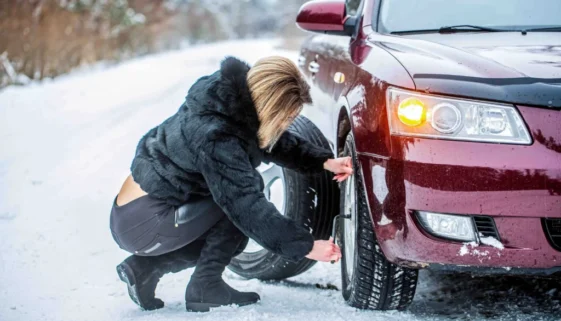 Žena mění pneumatiku
