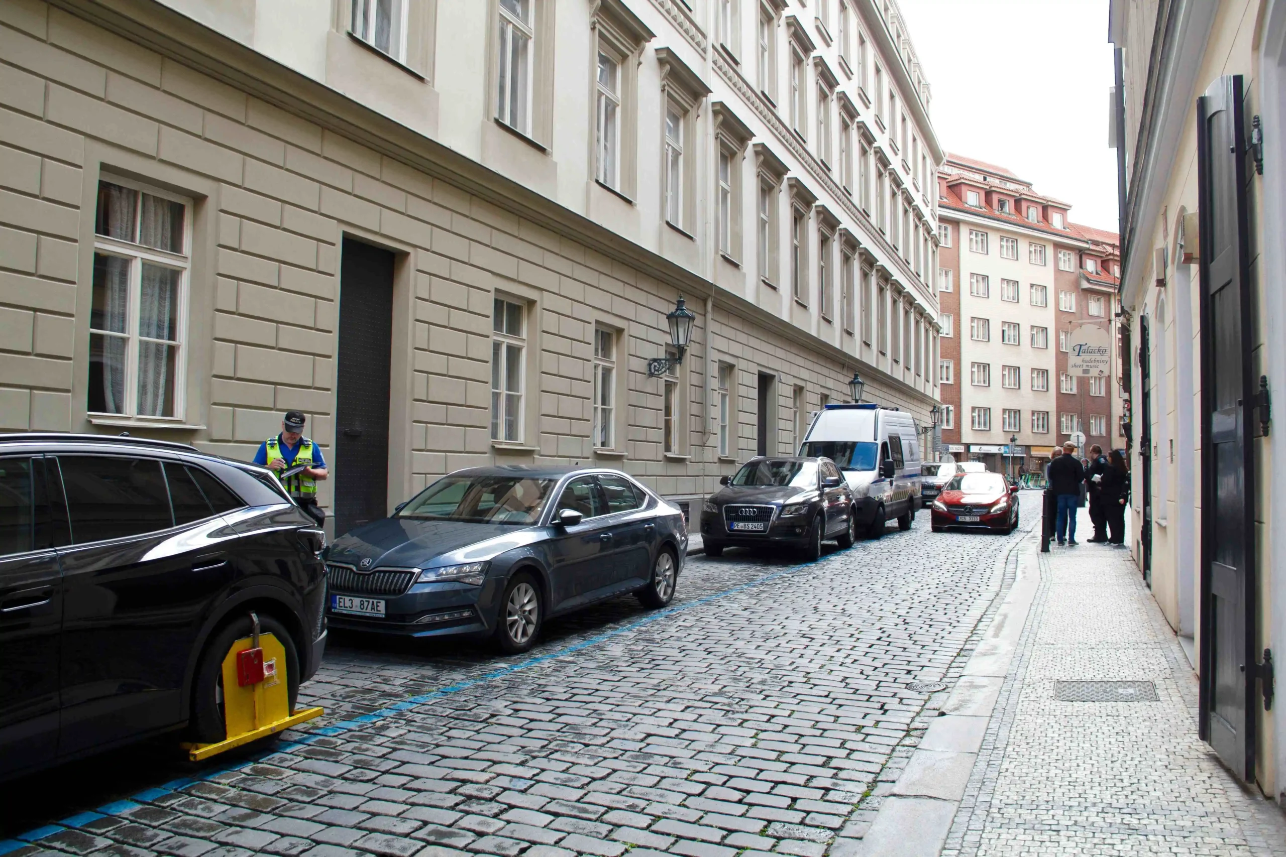 Řada zaparkovaných aut v Praze