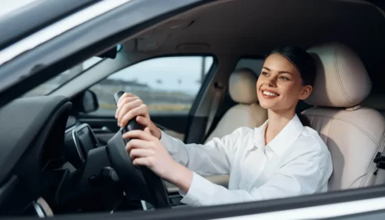 Řidička za volantem