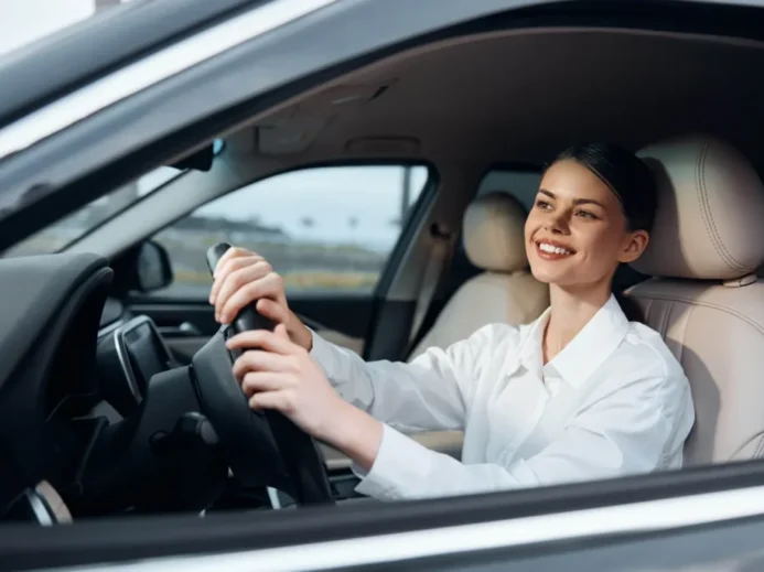 Řidička za volantem