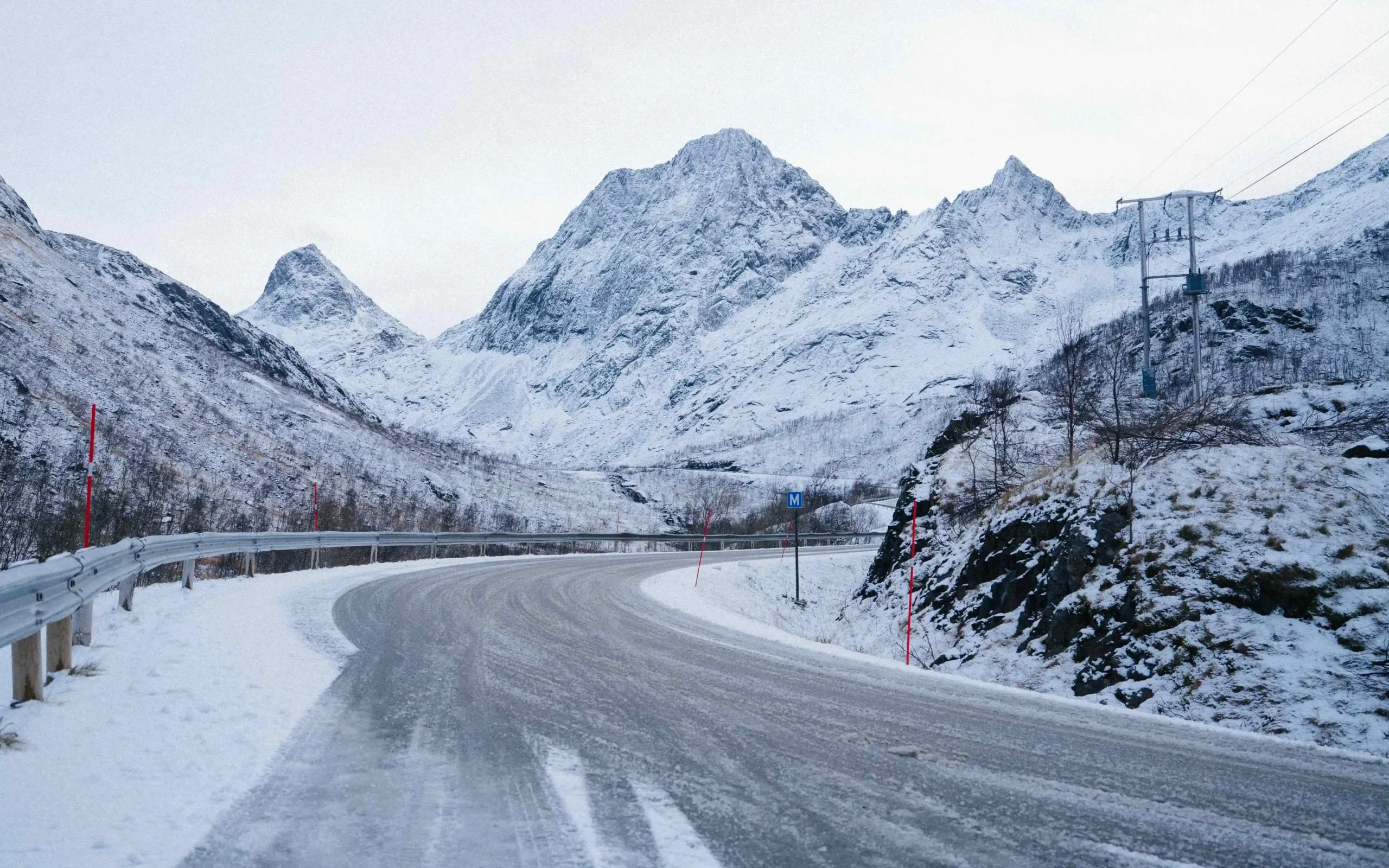 Na značku narazíte nejčastěji na horách, zdroj: Shutterstock - MotorGuru.cz Horská silnice