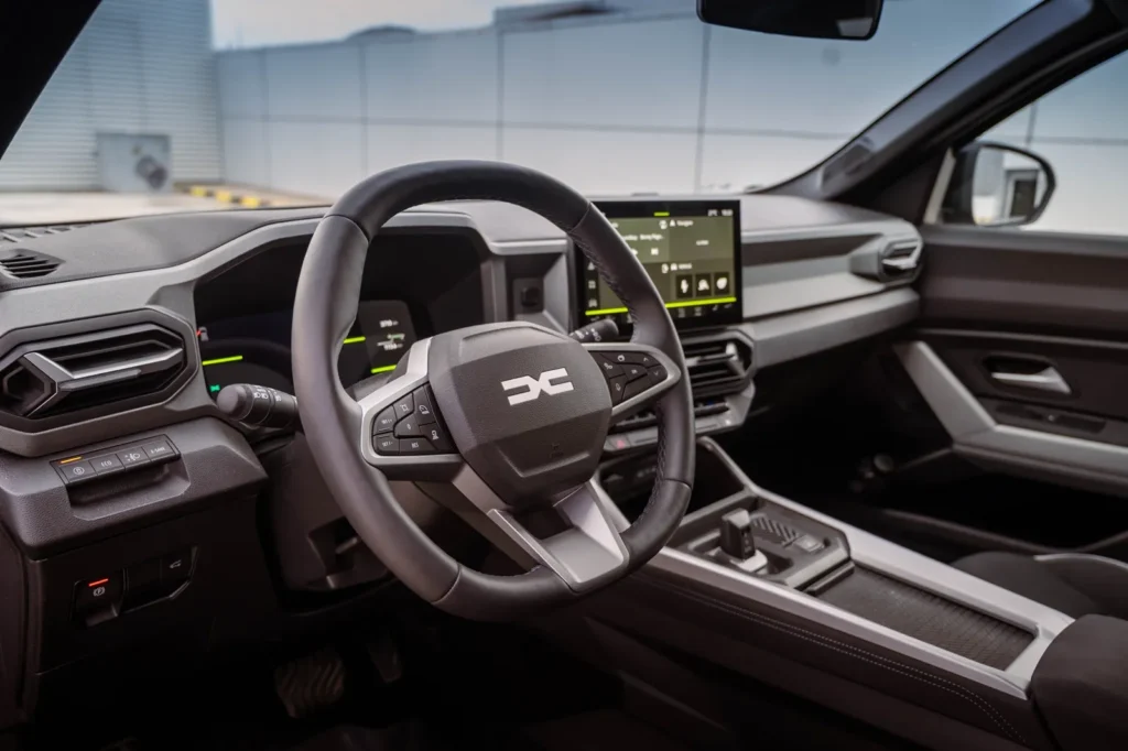 - MotorGuru.cz Dacia Bigster interiér